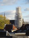909332 Gezicht op in de steigers staande toren van de St. Catharinakerk (Lange Nieuwstraat 36) te Utrecht, vanaf de ...